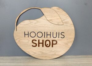 Lasersnijden en graveren Breda Houten Sign Hooihuis 1 300x214
