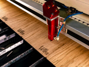 Menukaarten met logo lasergraveren