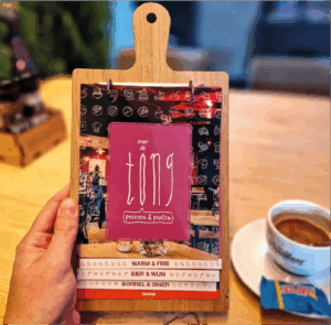 Gelaserde houten menukaarthouder