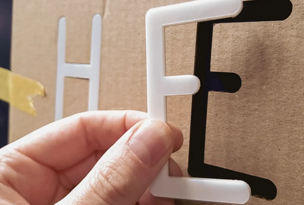 montage laser logo balie