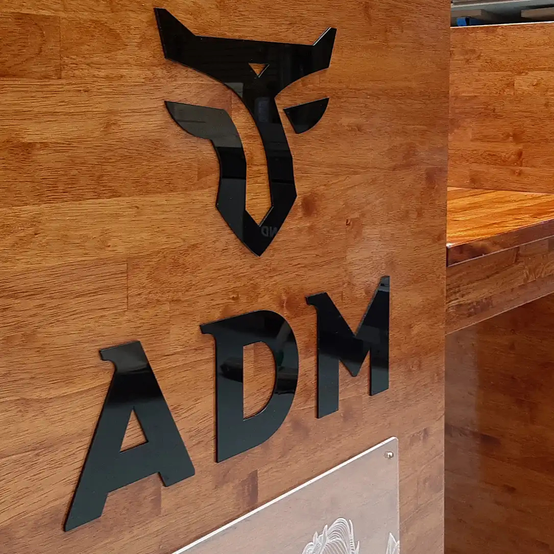 plexiglas logo op houten workstation