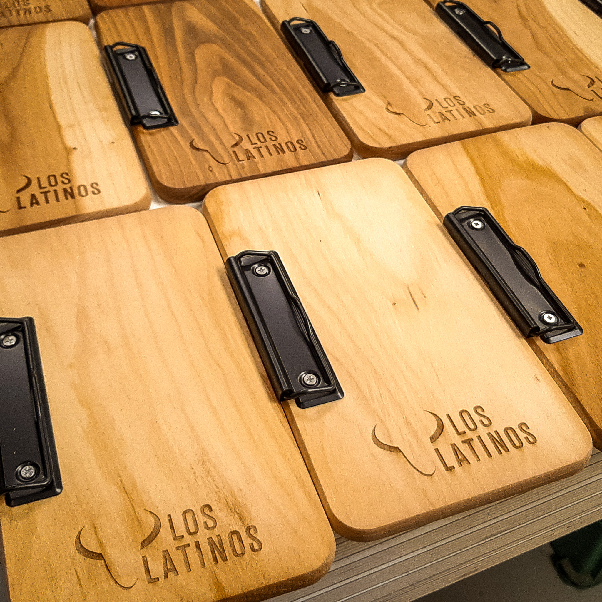 Houten rekening presentatie met logo gegraveerd