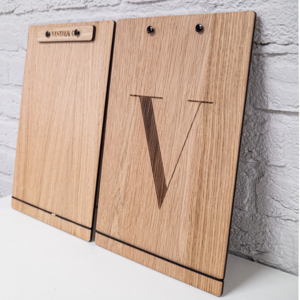 Houten klemborden met logo voor hotel
