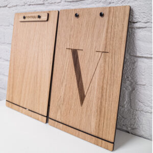 Houten klemborden met logo voor hotel