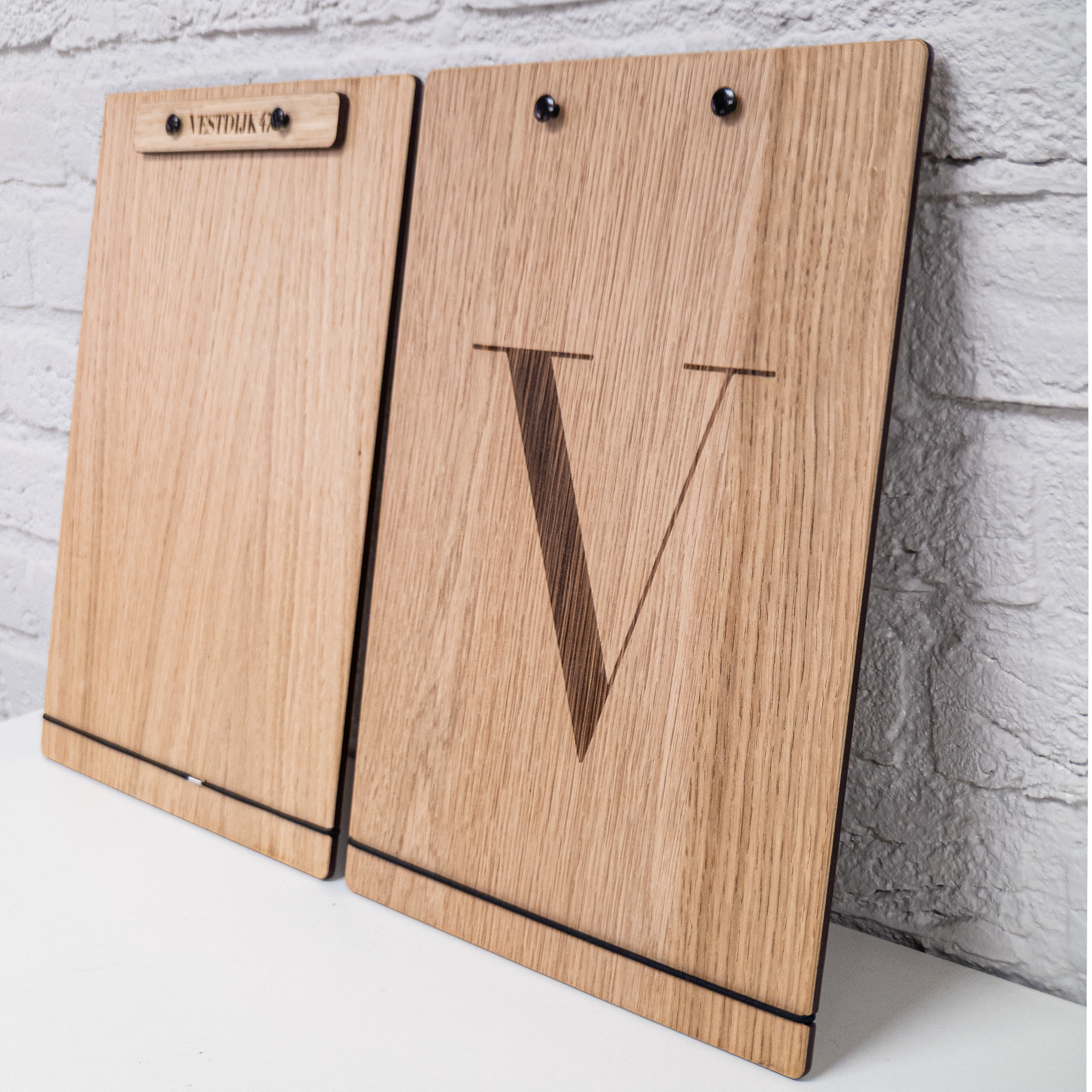 Houten klemborden met logo voor hotel