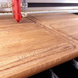 serveerplank logo graveren