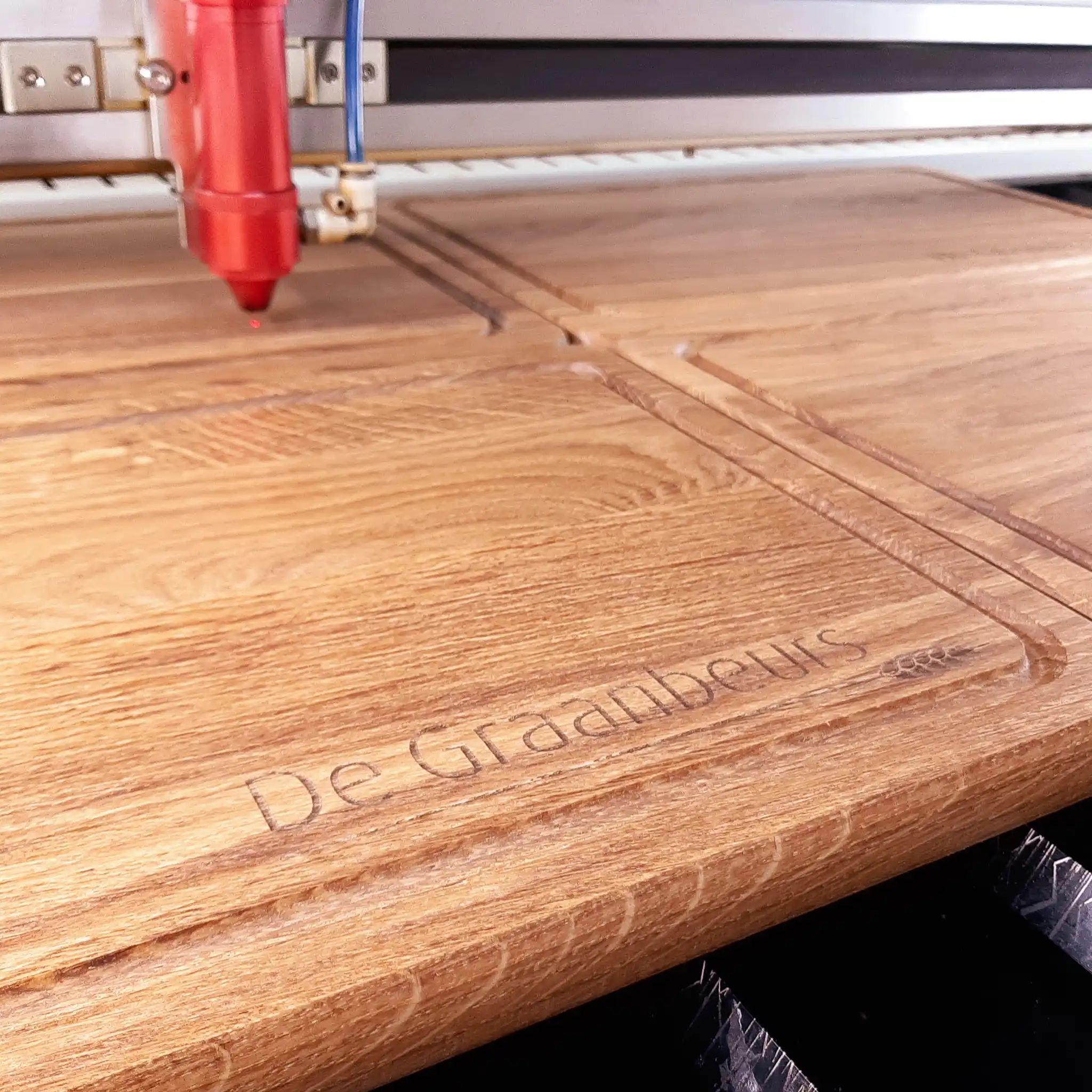 serveerplank logo graveren